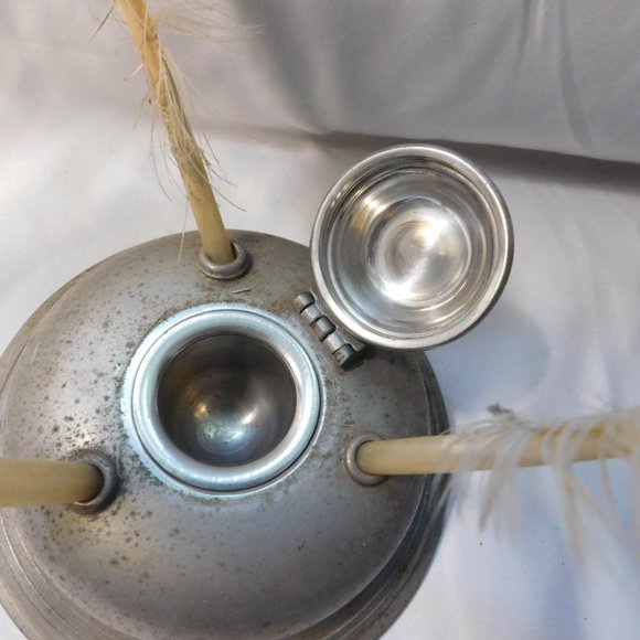 Antique STIEFF PEWTER WILLIAMSBURG 3 HOLE INK WELL WITH 3 FEATHER QUILLS - Picture 3 of 9